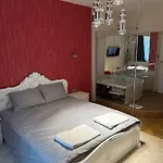 Lux Apartments Top Center