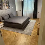 Lux Apartments Top Center