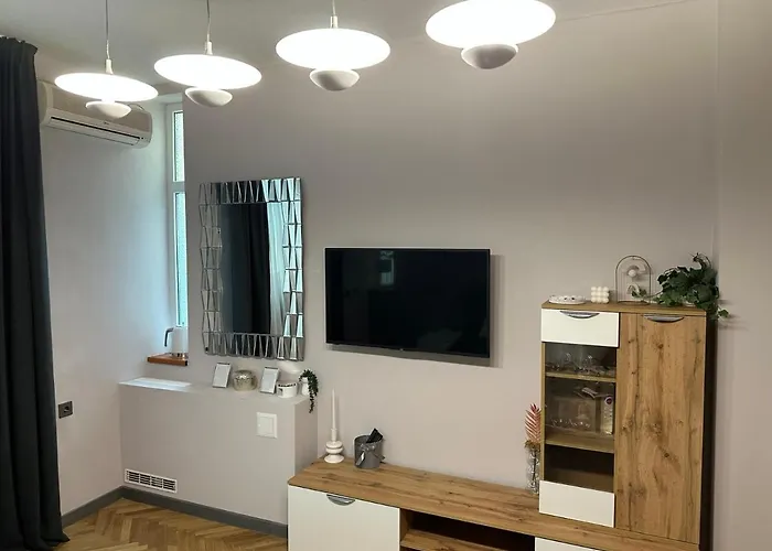 Lux Apartments Top Center
